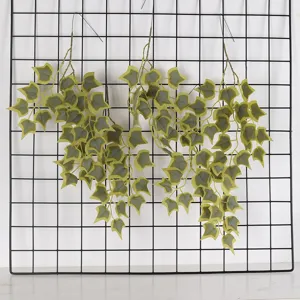 Detalle de hoja de hiedra artificial, planta colgante de seda realista para decoración pared