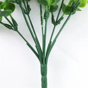Primo piano di foglie di eucalipto artificiali, stelo di pianta finta per decorazione