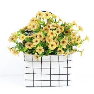 Fiori di seta artificiali in stile nordico con foglie verdi in borsa a sospensione per casa.