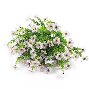 Fiori di violetta in seta artificiale con foglie di eucalipto decorativi.