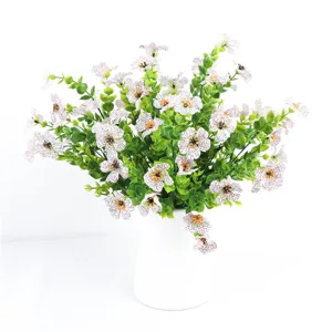 Fiori di seta artificiale viola con foglie di eucalipto in vaso bianco per decorazioni