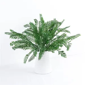 Plante de fougère verte artificielle dans un vase blanc, décoration intérieure réaliste.
