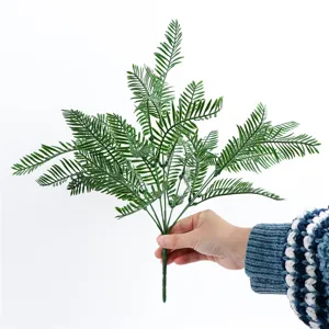 Gros plan détaillé de feuille de fougère artificielle, fausse plante verte en plastique.