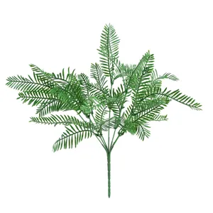 Vue détaillée de fougère verte artificielle pour séparation de restaurant et décoration.