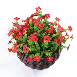 Foglie di eucalipto artificiali con fiori rossi dettaglio per decorazione domestica e cestino