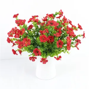 Fiori artificiali di seta con foglie di eucalipto in elegante vaso bianco decorazione.