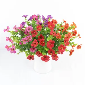 Bouquet di fiori artificiali in seta con foglie di eucalipto e vaso bianco.