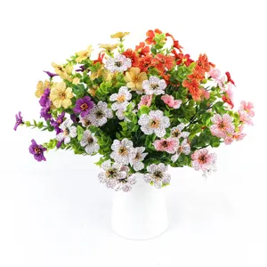 Dettaglio mazzo di fiori artificiali, fiori di seta colorati con foglie di eucalipto in vaso.