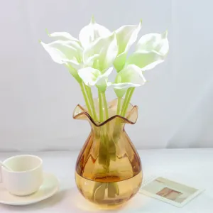 Fleurs artificielles de arum dans un vase ambre, arrangement floral décoratif en PU.