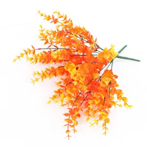 Primo piano dettagliato di rami di foglie di eucalipto artificiali arancioni per autunno.