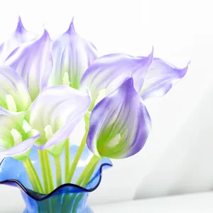 Détails en gros plan de la fleur de lys calla artificielle en PU avec dégradé doux.