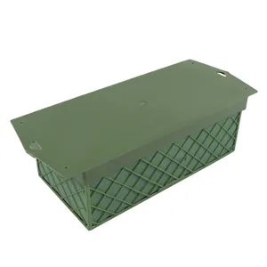 Vista dettagliata del cestino in plastica verde per schiuma floreale con griglia di rete.