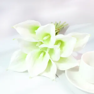 Détail de bouquet de lys calla artificiels en PU, fleurs blanches réalistes pour déco.