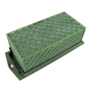 Gabbia per schiuma floreale rettangolare con vassoio verde per composizioni di fiori freschi.