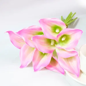 Gros plan d'un bouquet de lys arum PU rose artificiel, texture réaliste et couleurs vives.