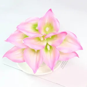 Gros plan détaillé de lys calla artificiels en PU avec dégradé rose et vert naturel.