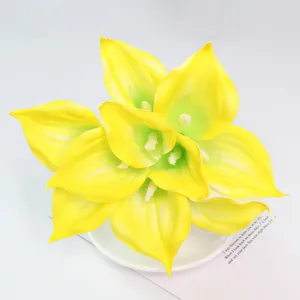 Gros plan détaillé d'une fleur de calla artificielle en PU jaune vif, texture douce.