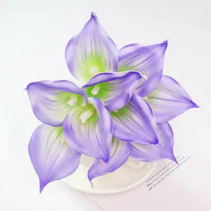 Vue détaillée de mini fleur artificielle arum calla en PU violet, décoration florale.