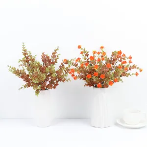 Bouquet di piante finte di eucalipto artificiale autunnale per decorazioni domestiche.