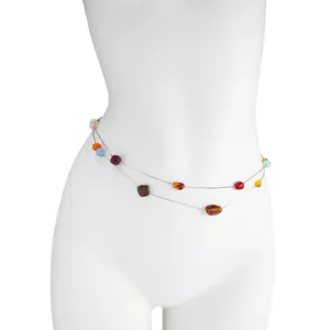 Gedetailleerd overzicht van een multi-strand metalen tailleketting met kleurrijke stenen.