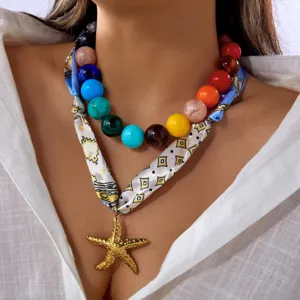 Elegante collar de cuentas de doble capa con pañuelo de seda y colgante de estrella.