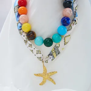 Collar de cuentas de colores con pañuelo de seda estampado y colgante de estrella.