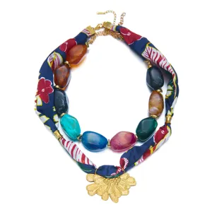 Collar de doble capa de moda con pañuelo de seda cuentas de resina y colgante de flor dorada