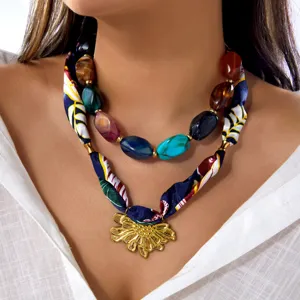 Vista detallada de collar de moda de doble capa con cuentas de colores y colgante.