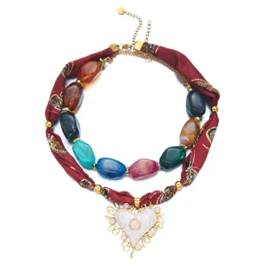 Collar bohemio de doble capa con cuentas de colores, pañuelo de seda y colgante de corazón.