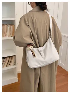 Koreaanse stijl vintage witte schoudertas detail gedragen met beige trenchcoat beer.