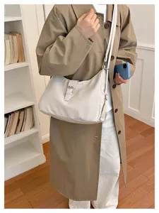 Witte lederen schoudertas met gesp aan de voorkant, elegant accessoire voor dagelijks.