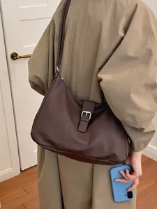 Retro bruine schoudertas voor dames, grote stijlvolle hobo tas met modieuze metalen gesp ontw.