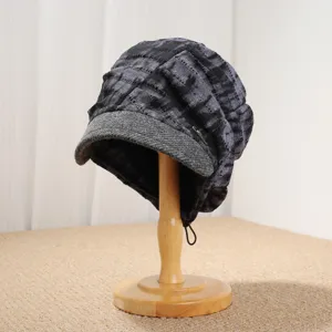 Detailansicht der Damen Vintage Batik Slouch Beanie Mütze mit kurzem Schirm und weicher Textur.