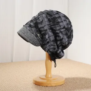 Detailansicht der stylischen Vintage Batikeffekt Schlupfmütze mit Schirm und Kordelzug.