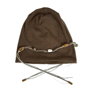 Brauner Boheme Strick Beanie Hut mit dekorativer Perlen Quaste fuer Herbst und Winter Mode.