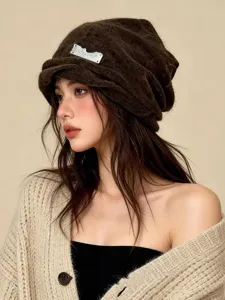 Gorro slouchy de punto para mujer, sombrero de invierno marrón cálido con detalle metálico.