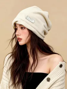 Vista detallada del gorro de punto slouchy estilo coreano para mujer, color beige, cálido.