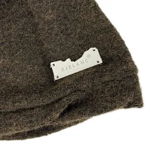 Primer plano detallado de gorro de punto marron textura de lana y etiqueta