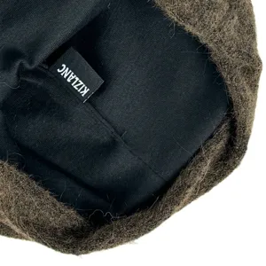 Vista detallada de la etiqueta interior de un gorro de punto de invierno cálido, accesorio acogedor.
