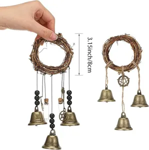 Handgemaakte heksenbellen hangdecoratie met rattan krans en bronzen bellen voor de deur.