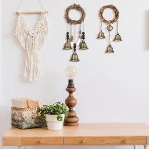 Handgemaakte heksenbelletjes hangende decoratie met wilgenkrans en koperen bellen.