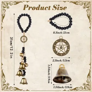 Heks windspel deurklok met zwarte kralen pentagram hanger en koperen bellen voor decor.