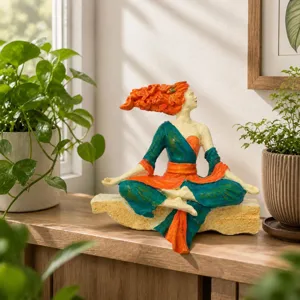 Vue détaillée de la sculpture de déesse en résine, décoration de bureau de méditation yoga.