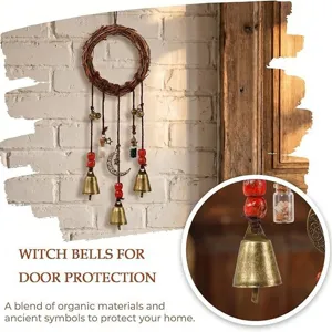 Decoración de campanas de bruja para puerta con anillo de ratán, campanas de bronce y botella.