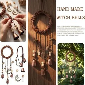 Campanas de bruja hechas a mano con anillo de ratán, campanas de bronce y botellas de vidrio.