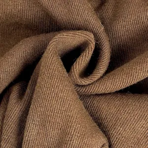Detaillierte Ansicht der braunen Rippstrick-Gewebe-Textur mit weichem und elastischem Material.