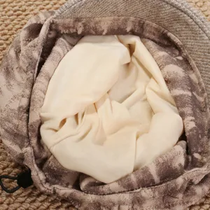 Detailansicht des weichen Innenfutters und der Vintage-Batik-Textur der kuscheligen Mütze.
