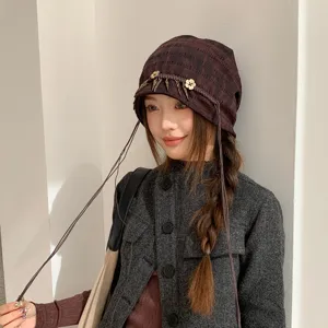 Böhmischer Strickmütze Detail Nahaufnahme, retro Quasten Fransen Damen Winter Kopfbedeckung.