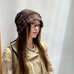 Λεπτομερής λήψη ρετρό καρό πτυχωτό καπέλο slouchy με μοναδική δαντελωτή άκρη.