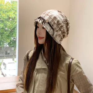 Ethische Batik Quaste Slouchy Mütze Damen, Vintage Stil Herbst Detailansicht.